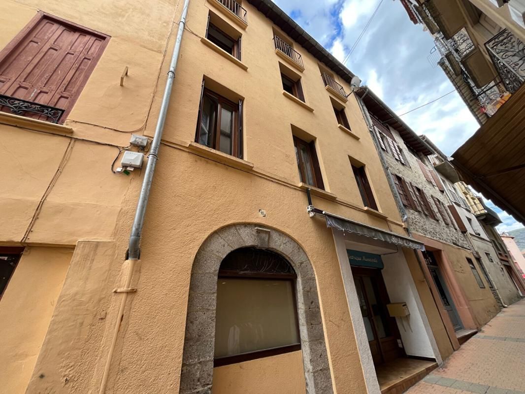 Maison de ville 13 pièces de 190 m2 dans le centre de Prats De Mollo La Preste