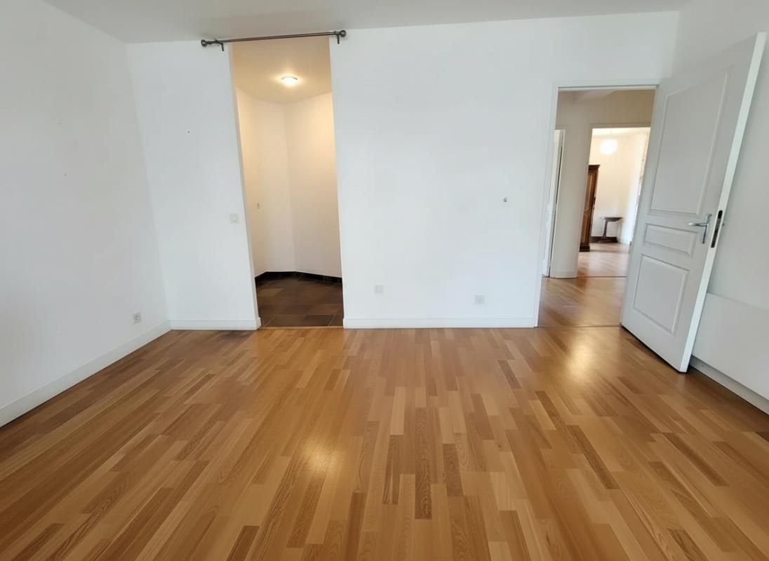 Appartement T3 lumineux et calme avec terrasse et stationnement secteur place Ney